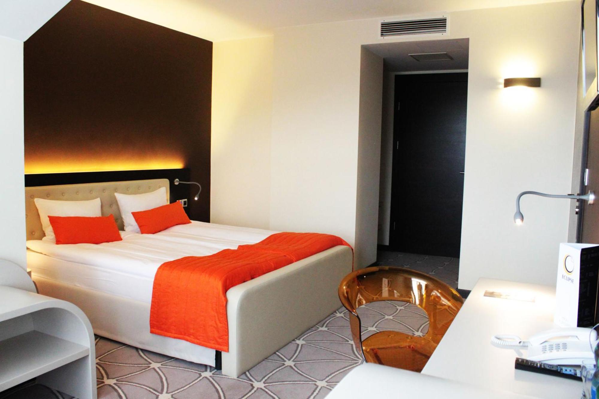 Hotel Eclipse Domasław Buitenkant foto