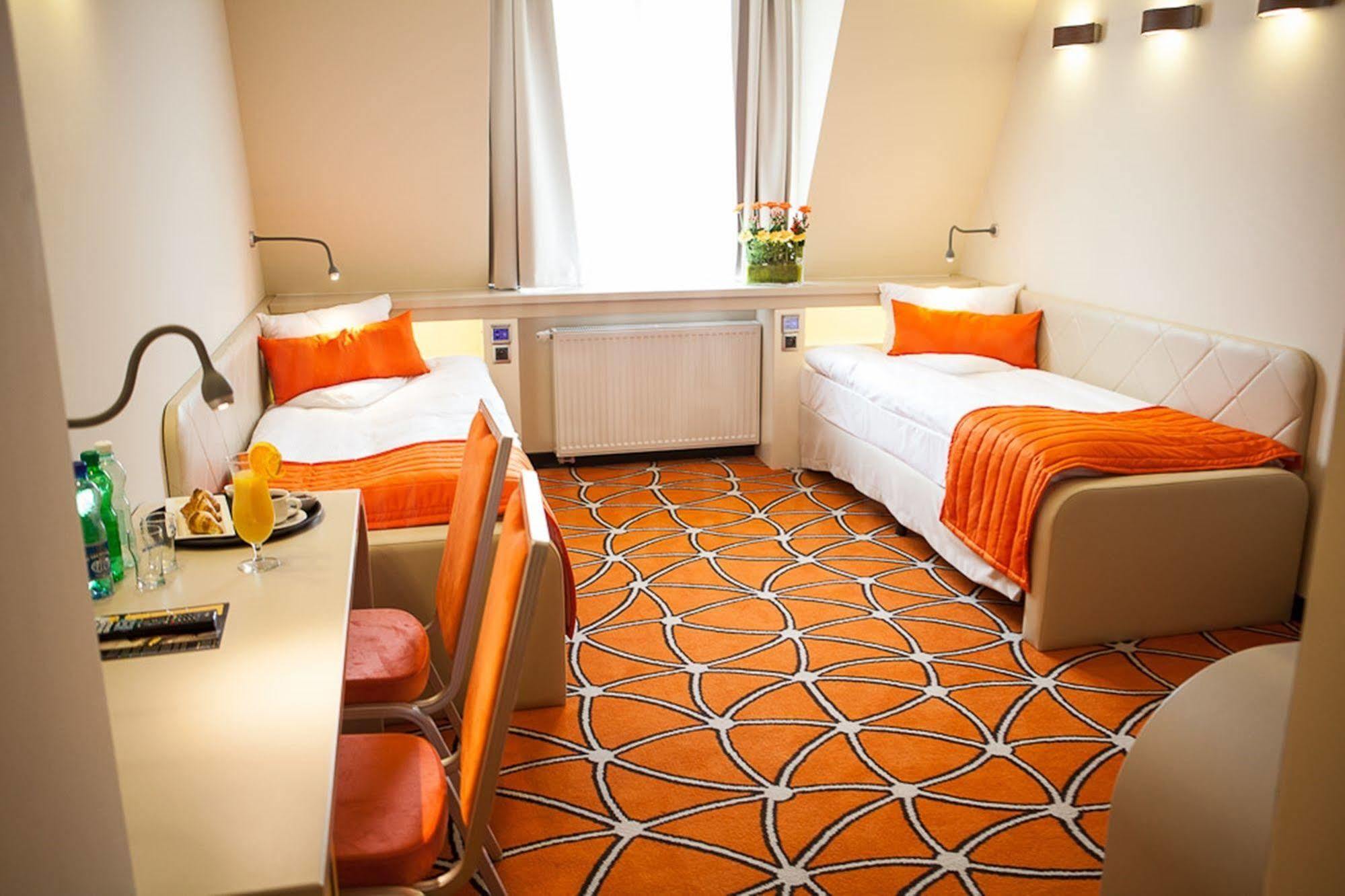 Hotel Eclipse Domasław Buitenkant foto