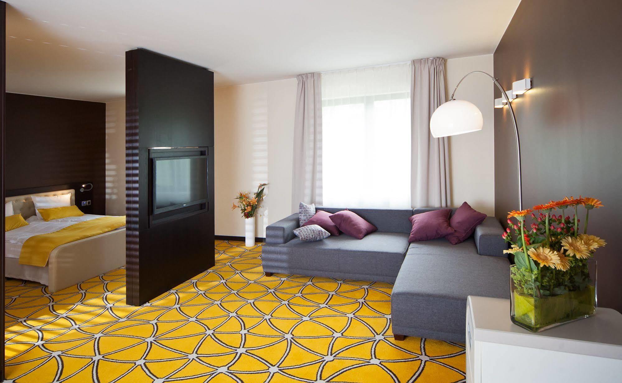 Hotel Eclipse Domasław Buitenkant foto